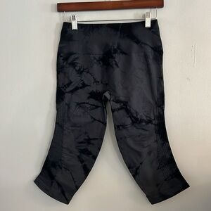 LULULEMON crop in the flow compression leggings- LIKE NEW